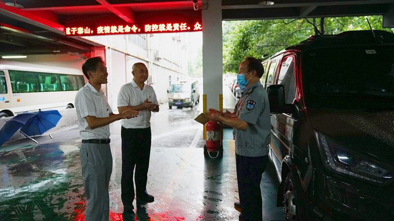 重庆发展投资公司党委委员、副总经理集团公司党委书记、董事长袁刚深入金盾押运公司慰问困难党员